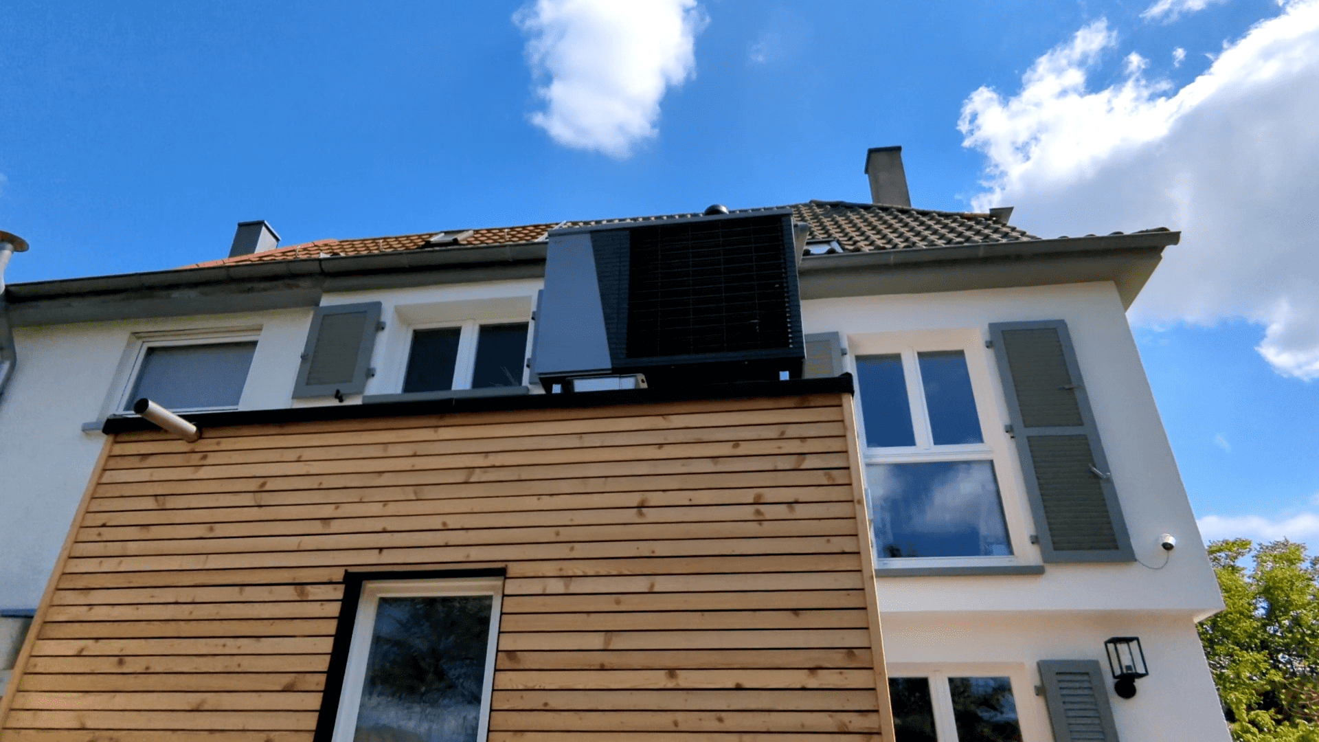 Unsere Wärmepumpe auf dem WC Anbau